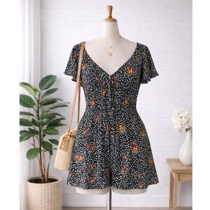 🎅 3/$15 SALE Forever 21 Black and Orange Floral Romper M